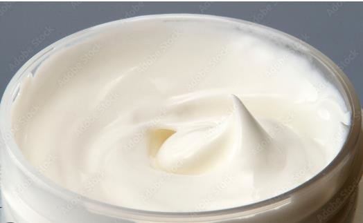 غليسرول Monostearate GMS 40% رقائق الشمع عامل السطح غير النيوني للمياه في مستحضرات التجميل الزيتية